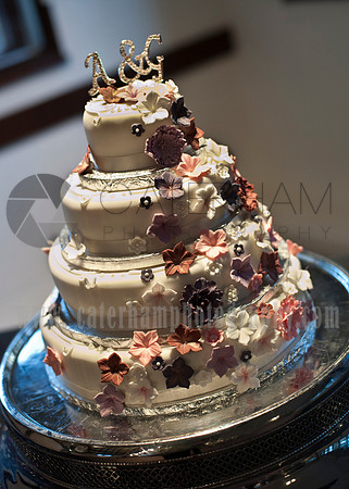 Surrey wedding photographer-mercure box hillburford- wedding cake