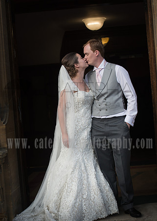 Surrey wedding photographer / woldingham school wedding / Wedding couple kiss / Cute wedding photographs