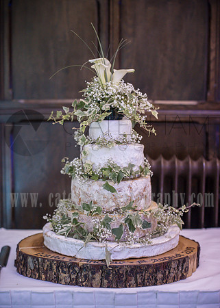 Surrey wedding photographer / woldingham school wedding / The wedding cake