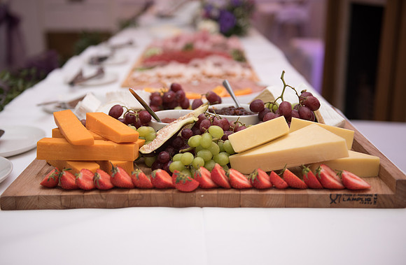 Surrey wedding photographer / woldingham golf club wedding / food at the ready 07