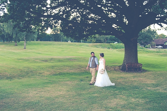 Surrey wedding photographer: under the tree