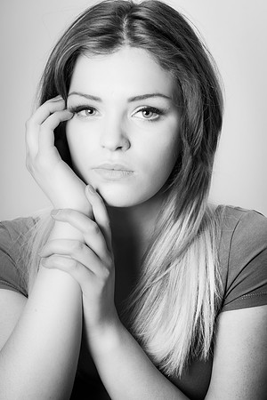 Glamour Photography / Girls face-shot / Girl leaning chin on her hand